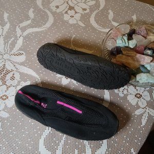 Surf Moc Womens Low Water Shoes Sz 8 Black and Pink